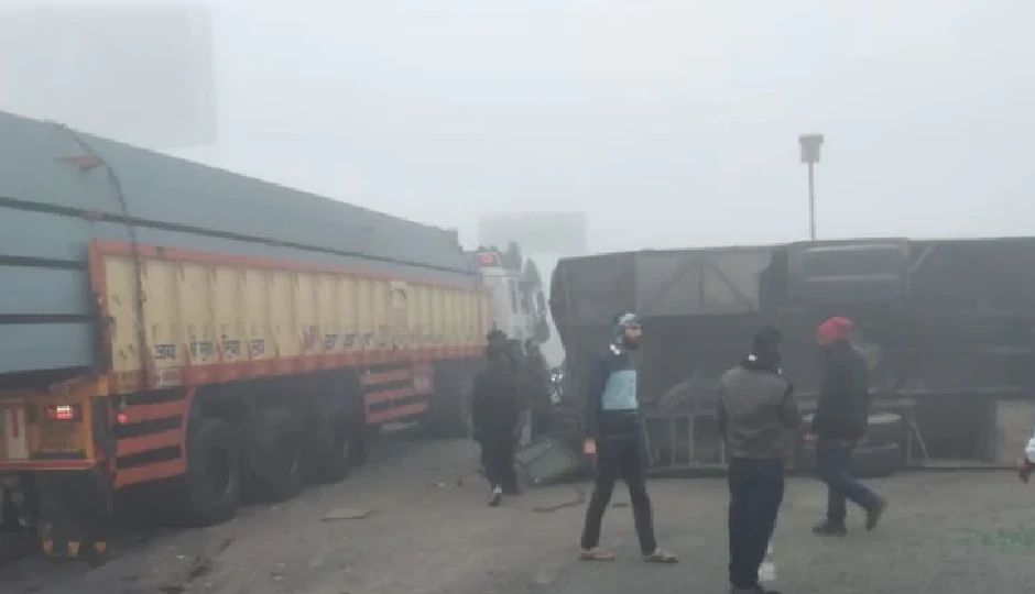 नाइट शिफ्ट से घर लौटते वक्त पलटी बस, सोलर प्लांट के 25 कर्मचारी घायल; मौके पर मचा हड़कंप