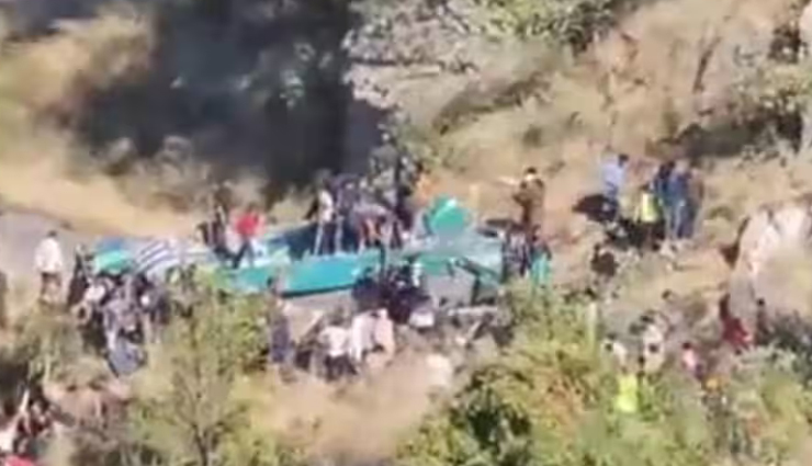 जम्मू कश्मीर में सड़क हादसा, ओवरटेकिंग के चलते 250 मीटर नीचे गिरी बस, 36 मरे, प्रत्येक मृतक के परिजनों को 2 लाख मुआवजा: PM 