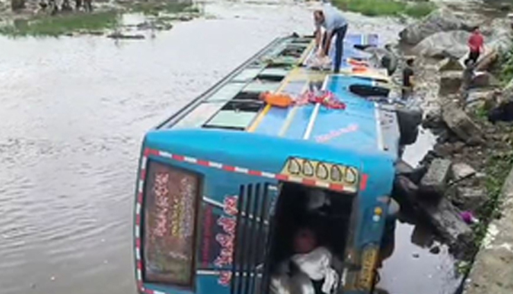 राजस्थान: सिरोही में अनियंत्रित होकर निजी बस नदी में गिरी, 40 घायल, 15 की हालत नाजुक
