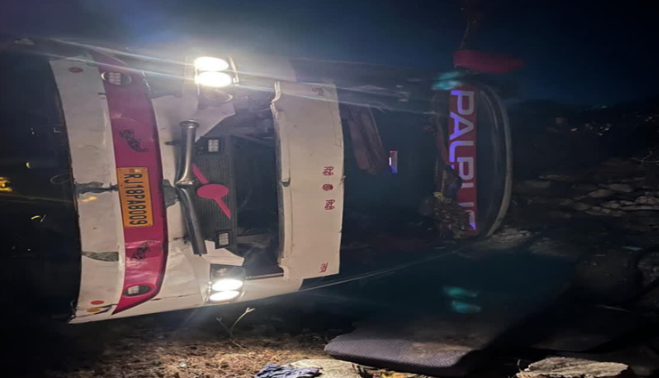 जयपुर से अहमदाबाद जा रही निजी बस पलटी, 10 घायल, एक की हालत गम्भीर