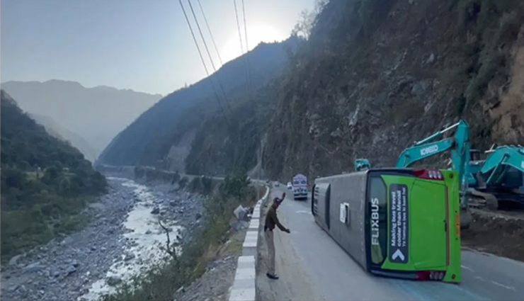 हिमाचल प्रदेश: चंडीगढ़-मनाली हाईवे पर कसोल जा रही पर्यटक बस पलटी, 31 घायल