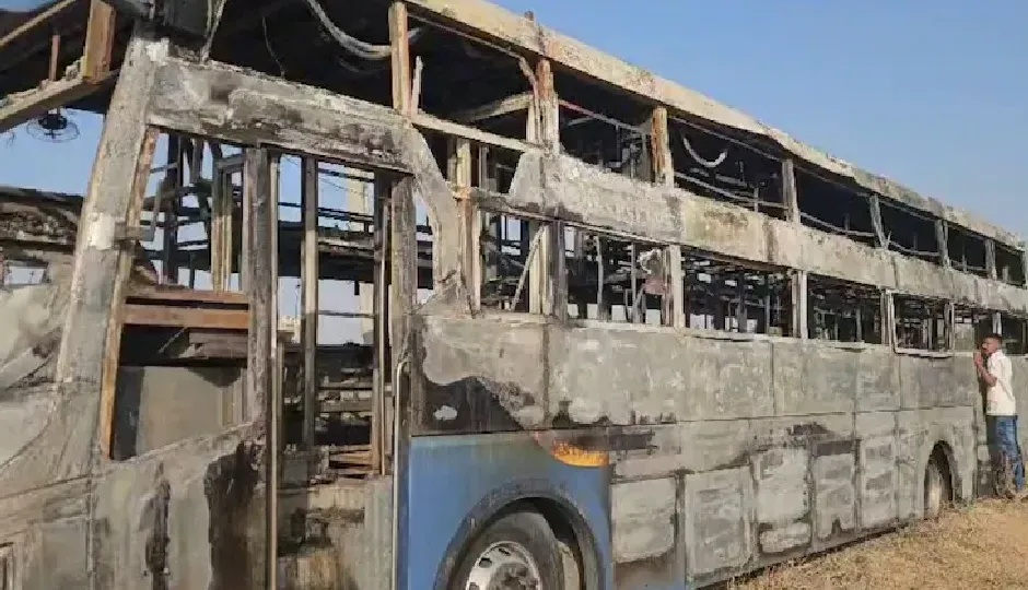 जैसलमेर–गुजरात हाईवे पर भीषण हादसा: यात्रियों से भरी बस में लगी आग, खिड़कियों से कूदकर लोगों ने बचाई जा