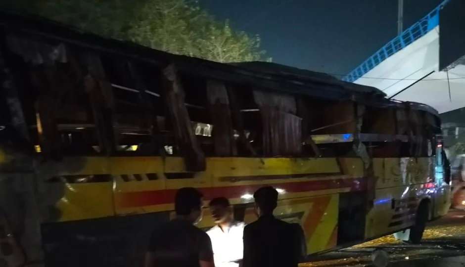 दिल्ली के करोल बाग में झंडेवालान मंदिर के समीप स्लीपर बस पलटने से दो की मौत, 23 यात्री घायल