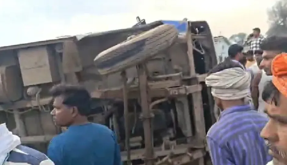 स्कूल बस हादसे में हेड मास्टर की दर्दनाक मौत, 10-15 बच्चे गंभीर रूप से घायल