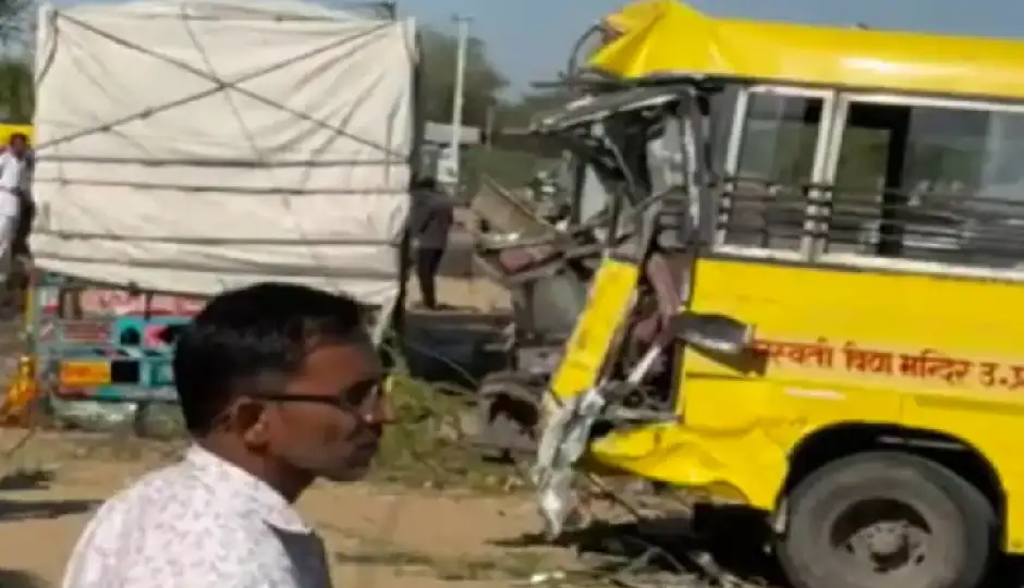बाड़मेर में भीषण सड़क हादसा: स्कूल बस को ट्रक ने मारी टक्कर, 1 बच्चे की मौत, 20 घायल; चालक मौके से फरार
