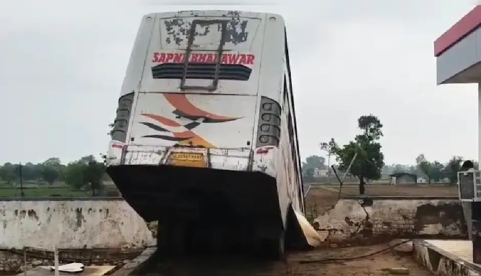 NH-21 पर टला बड़ा हादसा : स्टेयरिंग फेल होने से बेकाबू हुई स्लीपर बस, पेट्रोल पंप की दीवार तोड़ खेत में जा घुसी