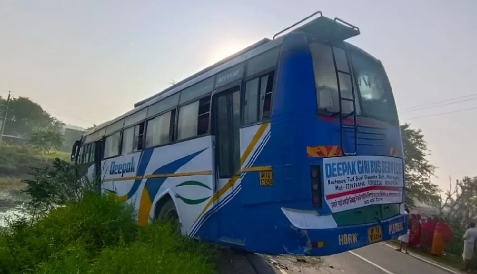 बहराइच-सीतापुर हाईवे पर बस हादसा, सड़क किनारे खड़ी कंबाइन मशीन से टकराई, 25 श्रद्धालु घायल