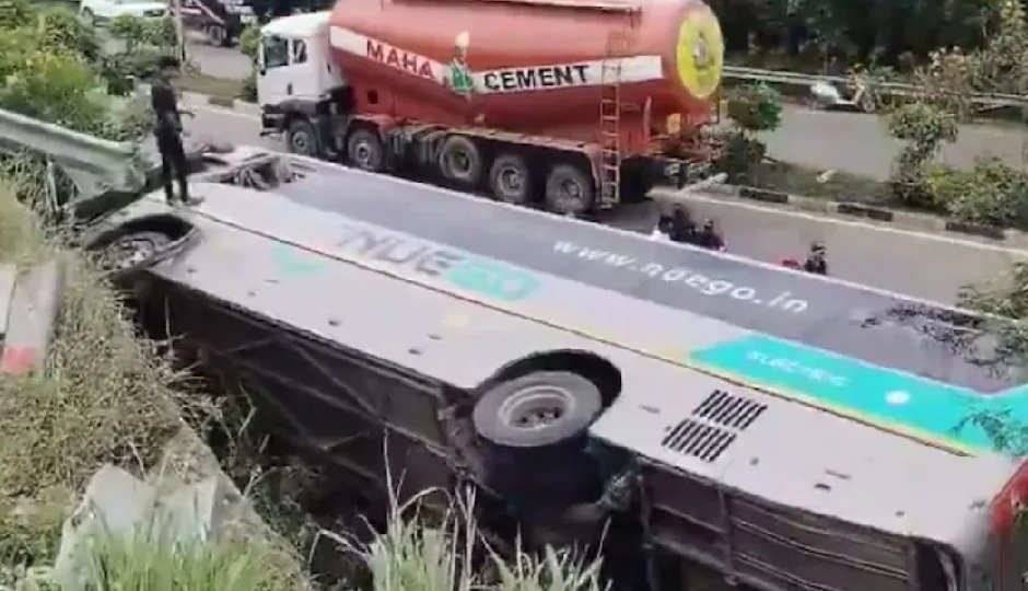 तेलंगाना में बस पलटी, 20 यात्री घायल