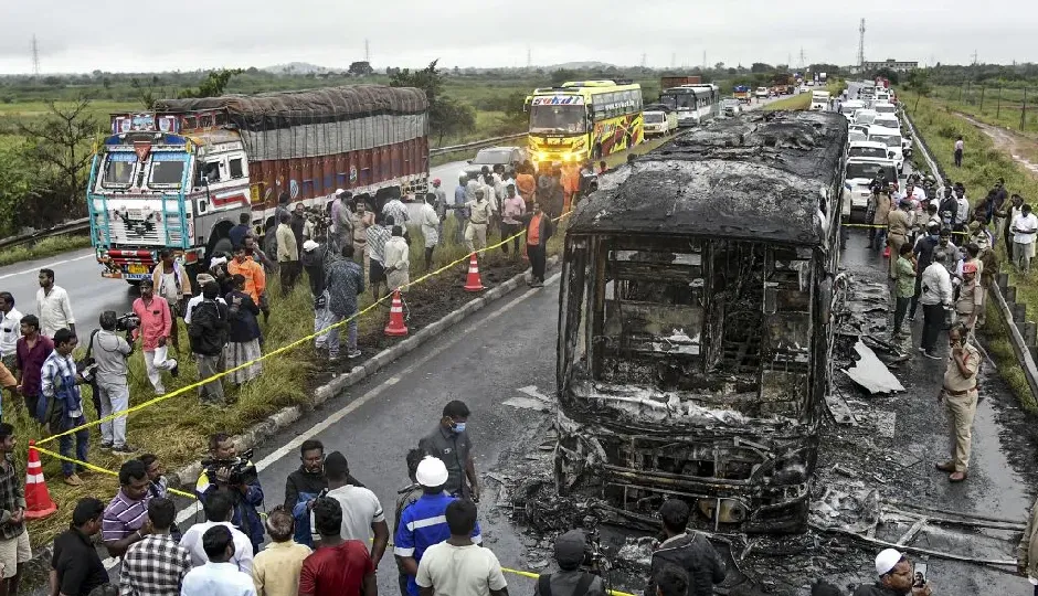 कुरनूल बस हादसा: नशे की वजह से हुआ दर्दनाक हादसा, बाइक सवार या बस ड्राइवर किसकी थी गलती?