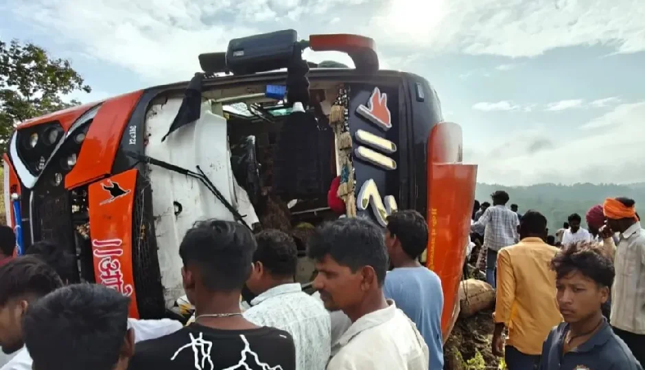 मध्य प्रदेश में बड़ा हादसा: नर्मदा परिक्रमा के लिए जा रही बस पलटी, एक महिला की मौत, 55 श्रद्धालु घायल