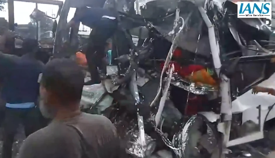 पश्चिम बंगाल में बस और ट्रक की भीषण टक्कर, 10 तीर्थयात्रियों की मौत, 35 घायल