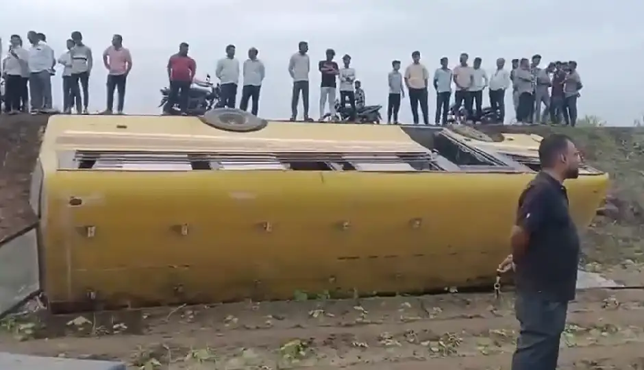 अहिल्यानगर में बड़ा सड़क हादसा, 50 छात्रों को लेकर जा रही स्कूल बस पलटी, 15 बच्चे घायल; एक की हालत गंभीर