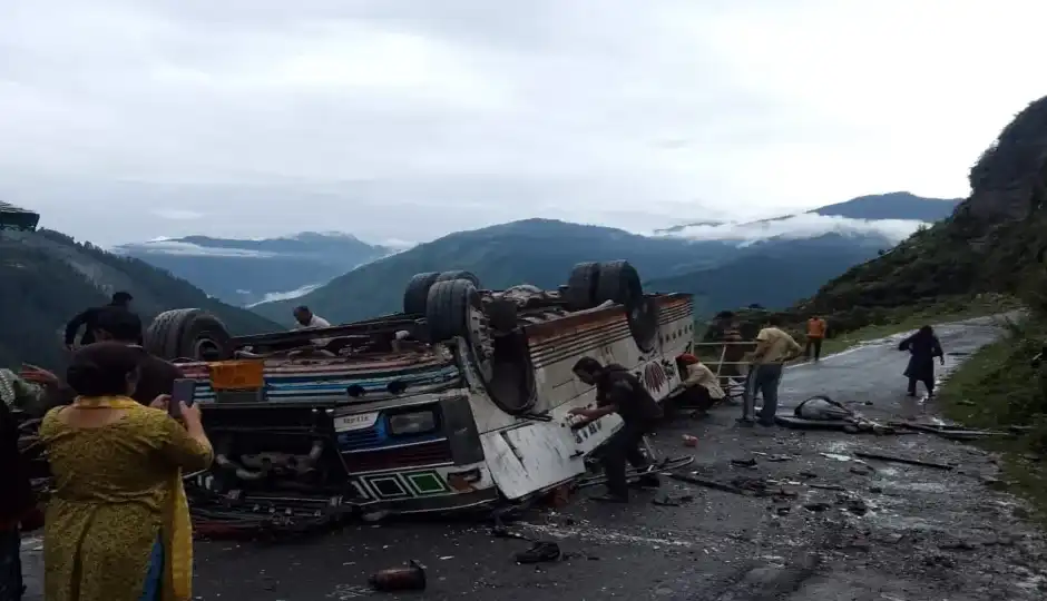 हिमाचल के चंबा में दर्दनाक बस हादसा, सड़क से नीचे गिरी निजी बस; 7 की मौत, 11 घायल