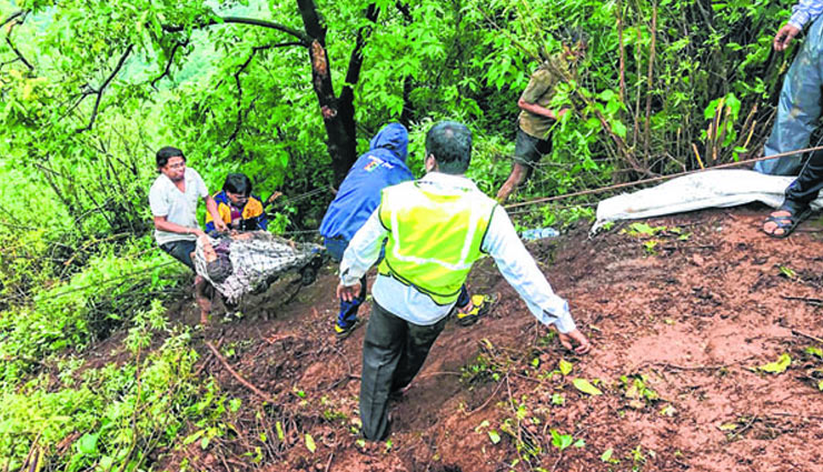 Bus carrying varsity staff falls into gorge; 33 dead