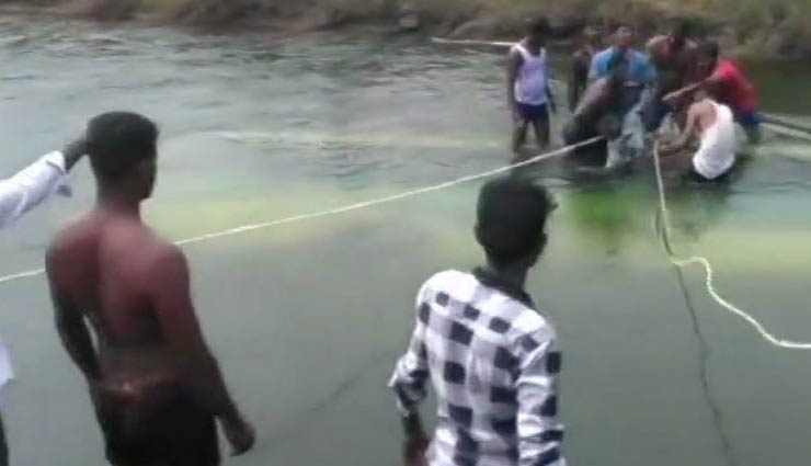 कर्नाटक : भीषण सड़क हादसा, नहर में गिरी यात्रियों से भरी बस, 5 बच्चों समेत 25 की मौत 