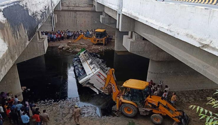 agra yamuna expressway,agra yamuna expressway accident,janrath bus falls into gorge,bus accident on yamuna express way,road accident,news,news in hindi