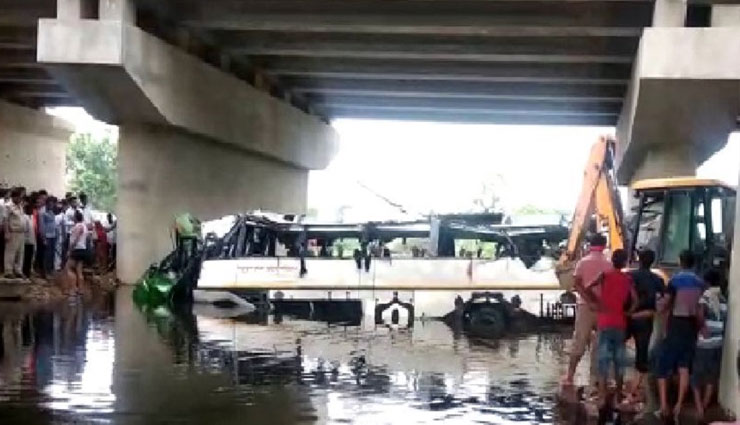 agra road accident,agra accident news,yamuna expressway accident,bus accident on yamuna expressway,roadways bus accident on yamuna expressway,list of dead passengers,agra,road accident,agra news,news,news in hindi