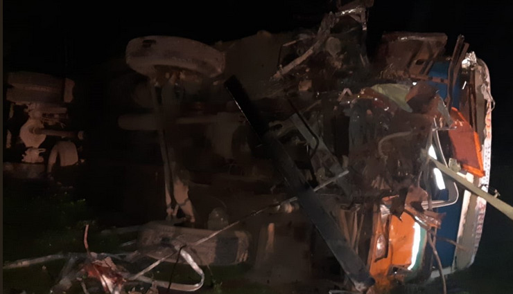 सड़क हादसा : बस और कंटेनर की भिड़ंत, 13 की मौत, 20 लोग घायल 