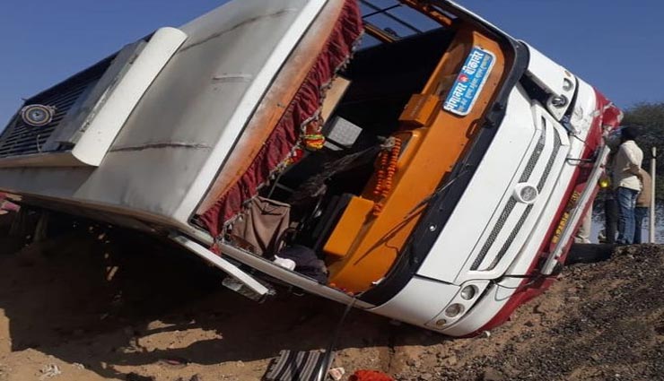 राजस्थान : ओवरटेक करते वक्त बाइक से टक्कर के बाद असंतुलित होकर पलटी तेज रफ्तार बस, 5 लोग घायल