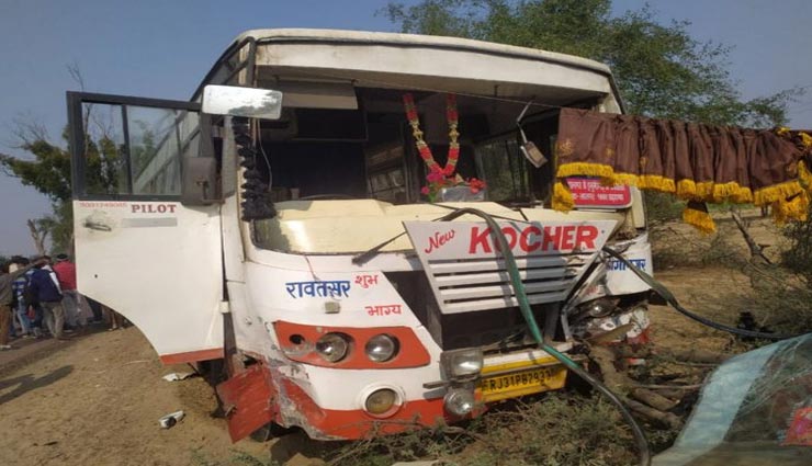 श्रीगंगानगर : खदान में गिरने से बाल-बाल बची 50 सवारियों से भरी तेज रफ्तार बस, कार से टकराकर पेड़ में घुसी