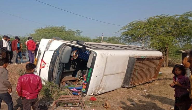 टोंक : बकरियों को बचाने के चक्कर में मोड़ पर पलटी बस, 12 यात्री हुए घायल