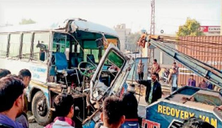 सीकर : लोक परिवहन बस से आगे निकलने के चक्कर में ट्रक से भिड़ी रोडवेज, टला बड़ा हादसा 