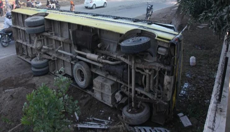 मध्यप्रदेश : हादसे का शिकार हुई तेज रफ्तार बस, 13 लोग हुए घायल