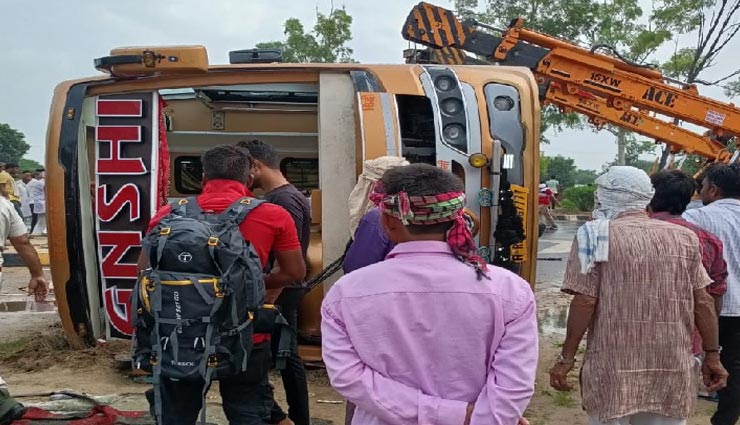 भरतपुर : गाय को बचाने के चक्कर में पलट गई यात्रियों से भरी बस, एक की मौत, 23 घायल