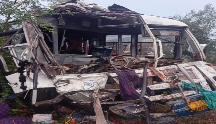 बांसवाड़ा : बरसात के कारण सड़क पर बढ़ी फिसलन, एकसाथ भिड़ी 6 गाड़ियां, दो ड्राइवरों की मौत, 48 सवारी घायल