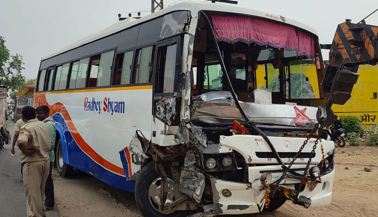 राजस्थान: टला बड़ा हादसा, 40 श्रद्धालु से भरी बस ट्रैक्टर ट्रॉली से टकराई, किसी को नहीं आई गंभीर चोट