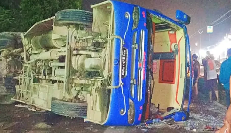 मध्य प्रदेश: गरोठ-उज्जैन फोर लेन पर टायर फटने से बस पलटी, 40 से अधिक लोग घायल