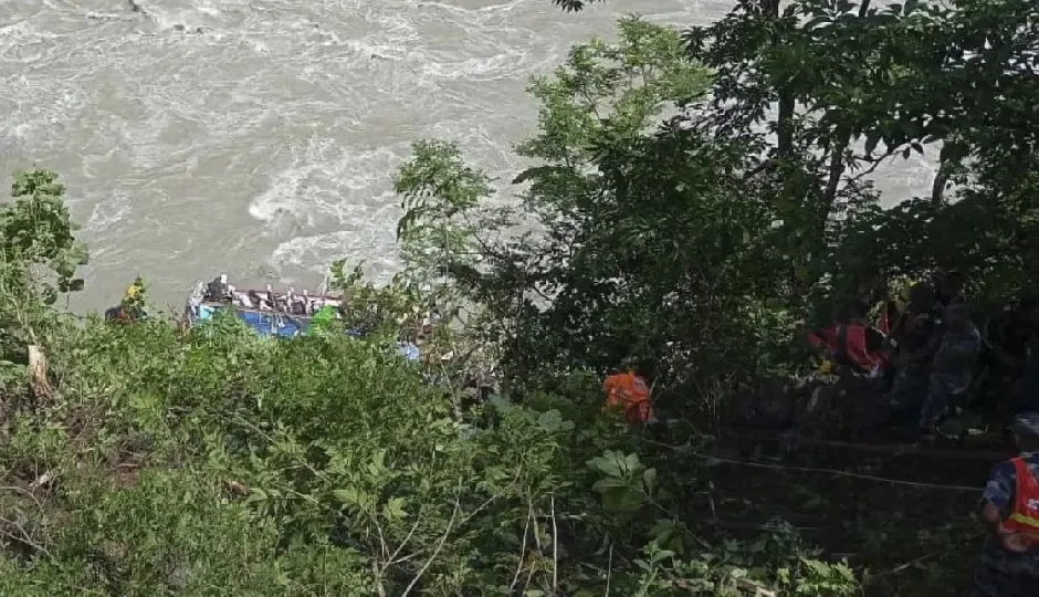 त्रिशूली नदी में बस पलटी, आधी रात को हुए हादसे में 18 की मौत