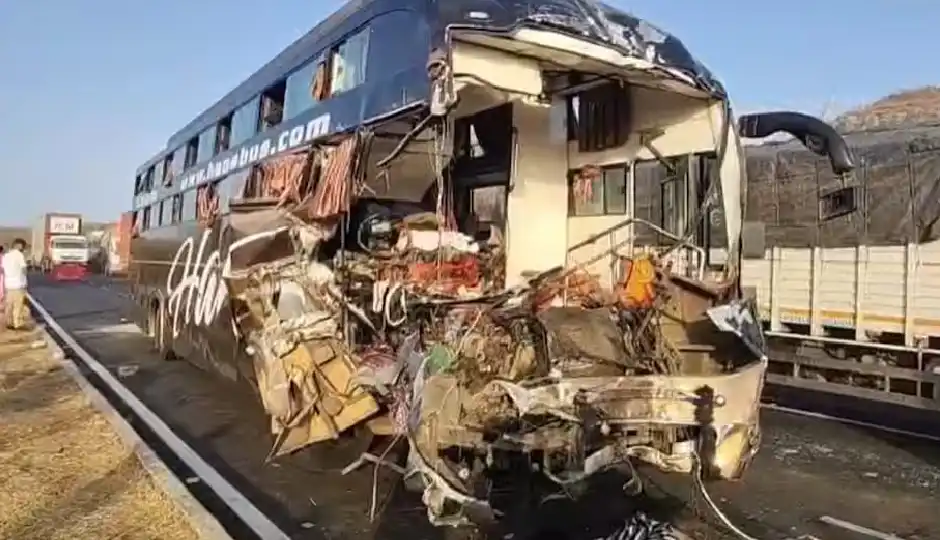 महाराष्ट्र के धुले में दर्दनाक सड़क हादसा, हाईवे पर तीन गाड़ियों की भिड़ंत में 6 लोगों की मौत, कई घायल