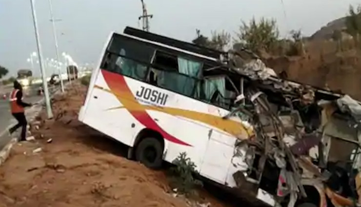 दौसा: बस और ट्रक में जोरदार टक्कर, दोनों पुलिया से  गिरे नीचे, 20 यात्री घायल