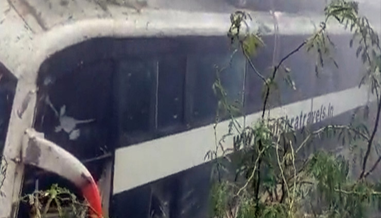 यमुना एक्सप्रेस-वे पर कोहरे का कहर, कंटेनर से टकराकर डबल डेकर बस रेलिंग तोड़कर गिरी, एक की मौत, 20 घायल