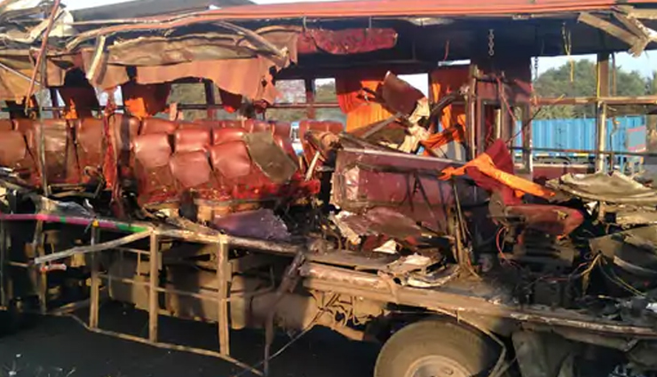 शिरडी जा रही लग्जरी बस की ट्रक में भिड़ंत, 10 यात्रियों की मौत, 50 लोग थे सवार