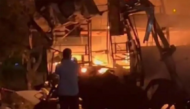 महाराष्ट्र के नासिक में भयानक सड़क हादसा, ट्रक से टकराने के बाद आग का गोला बनी बस, 11 की मौत