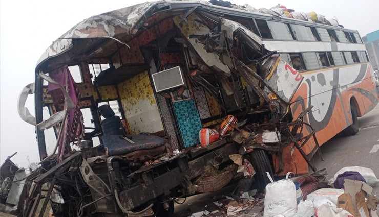 आगरा-लखनऊ एक्‍सप्रेसवे पर भीषण सड़क हादसा,  स्‍लीपर बस ने DCM में मारी टक्‍कर, 4 यात्रियों की मौत 