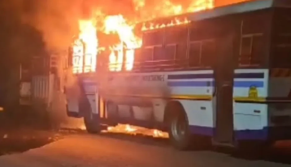 बैजनाथ में CTU बस में लगी भीषण आग, जलकर खाक; 5 दिन पहले 50 मीटर दूर मारुति कार जली थी