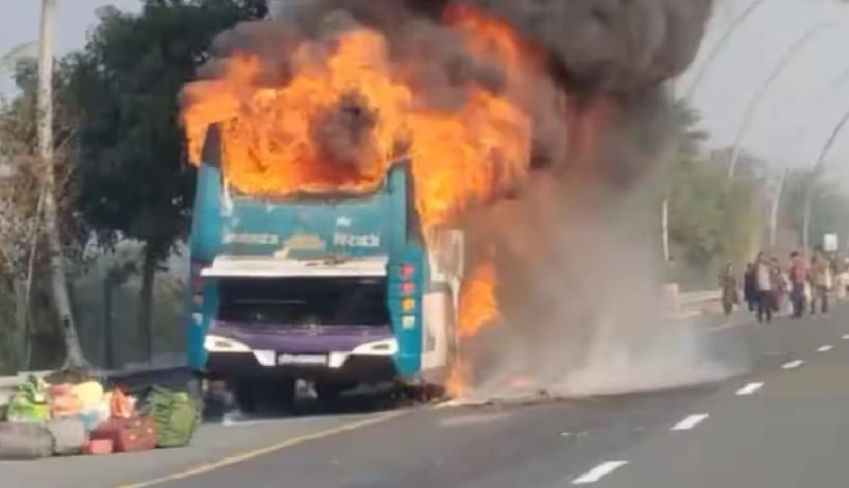 फिरोजाबाद में आगरा-लखनऊ एक्सप्रेसवे पर दौड़ती डबल डेकर बस में लगी आग, यात्रियों ने छलांग लगाकर बचाई अपनी जान