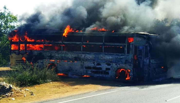 दर्दनाक हादसा: जयपुर-दिल्ली बाइपास पर हाईटेंशन लाइन की चपेट में आई प्राइवेट बस, 3 यात्रियों की मौत, 12 झुलसे 