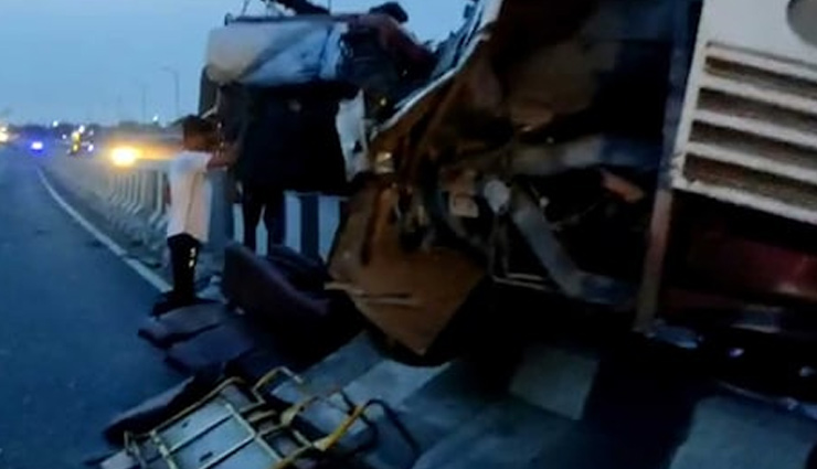 आगरा: खड़े कैंटर में जा घुसी रोडवेज बस, उड़े परखच्चे; 4 यात्रियों की मौत, 10 घायल 