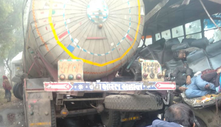 UP: बस को चीरता चला गया टैंकर, 8 लोगों की मौत, 25 घायल