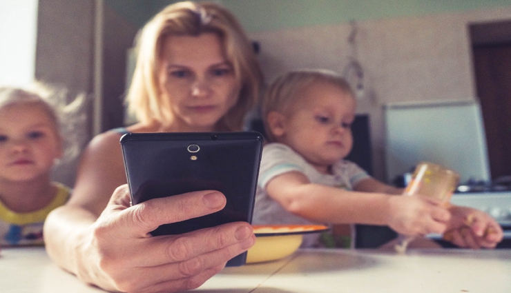 VIDEO : मोबाइल के चलते अपने ही बच्चे को भूल गई मां, आपको भी हंसने पर मजबूर कर देगा नजारा