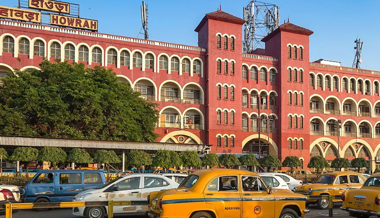 busiest railway stations,busiest railway stations in india,india,howrah junction railway station,new delhi railway station,kanpur central railway station,pt deen dayal upadhyaya junction railway station,kalyan junction railway station