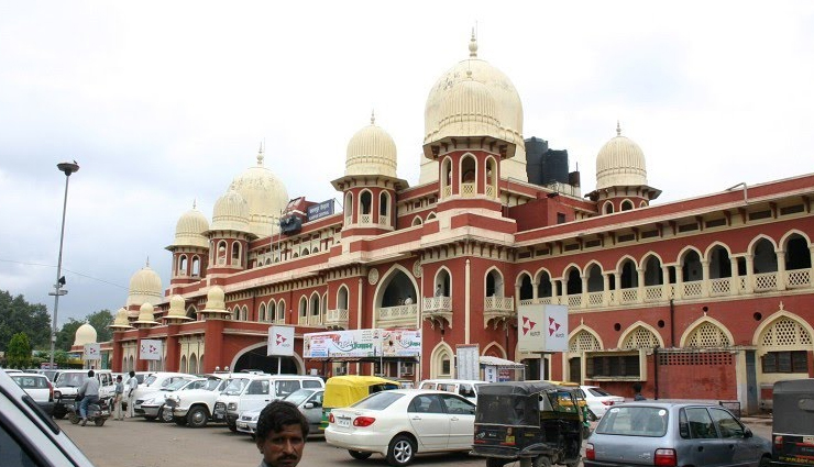 busiest railway stations,busiest railway stations in india,india,howrah junction railway station,new delhi railway station,kanpur central railway station,pt deen dayal upadhyaya junction railway station,kalyan junction railway station