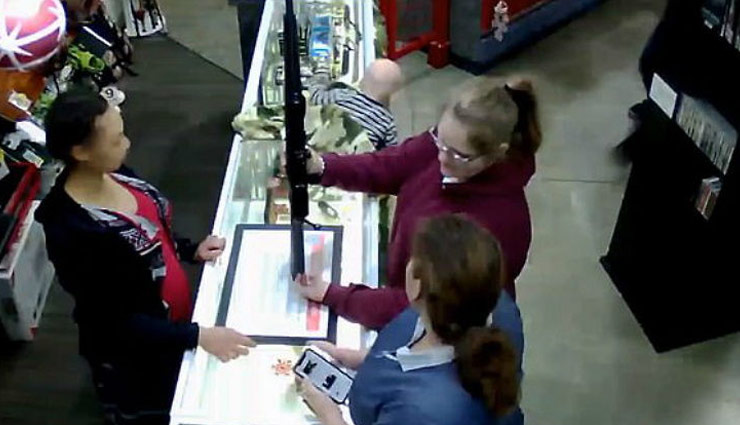 शॉप पर बंदूक खरीद रही थी दो महिलाएं, काउंटर पर बैठे 7 महीने के बच्चे का  संतुलन बिगड़ा और..., देखे वीडियो