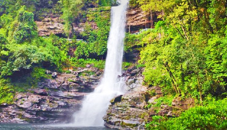 10 beautiful attractions dawki meghalaya,dawki travel guide,umngot river dawki,dawki suspension bridge,mawlynnong village,shnongpdeng activities,jaflong zero point,byrdaw falls,laitlum canyons,bophill falls,riwai living root bridge,dawki-tamabil border,dawki tourism,top places dawki,visiting dawki