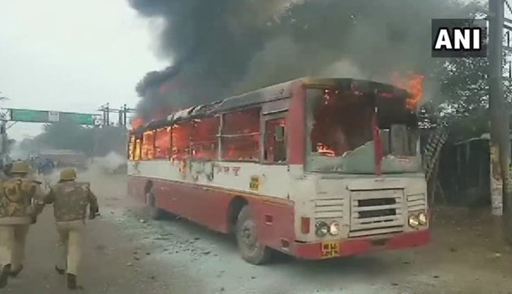 CAA Protest: दिल्ली के बाद UP में बवाल, संभल में फूंकी बस