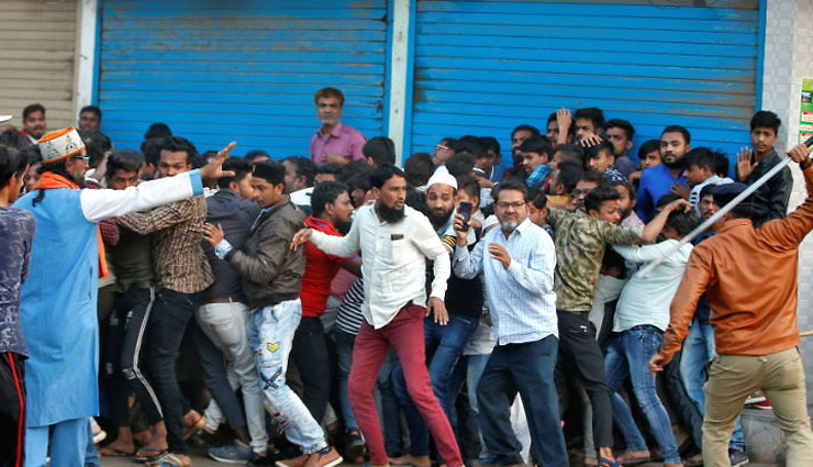 CAA Protest: UP के बुलंदशहर से लेकर गोरखपुर तक हिंसक प्रदर्शन, कई गाड़ियां फूंकीं,  दिल्ली की जामा मस्जिद पर धरना